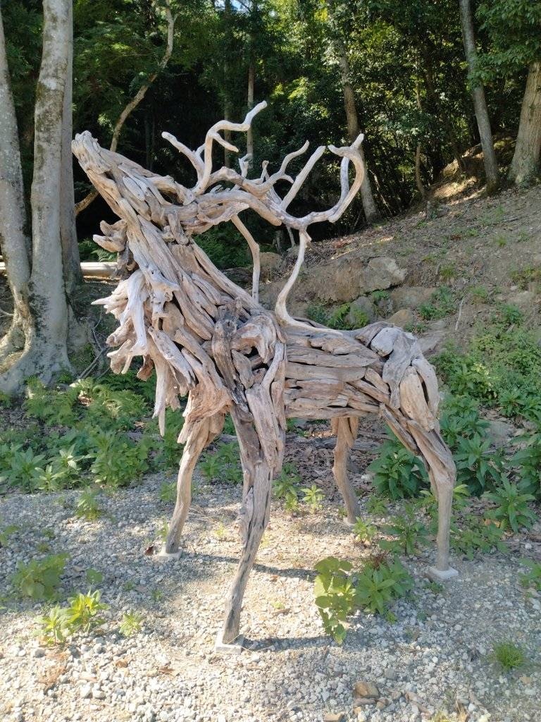 流れ着いた木々で、命を編む──「流木生物」の躍動感が凄まじい - KAI-YOU