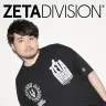 「ZETA DIVISION 4TH ANNIVERSARY TEE」を着用したk4senさん