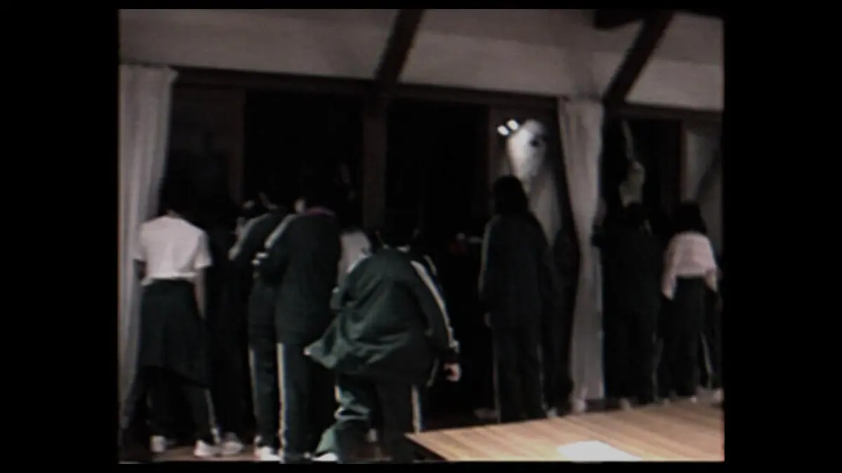 林間学校で起きた集団ヒステリー事件の資料映像のワンシーン
