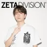 「ZETA DIVISION 4TH ANNIVERSARY TEE」を着用したLazさん
