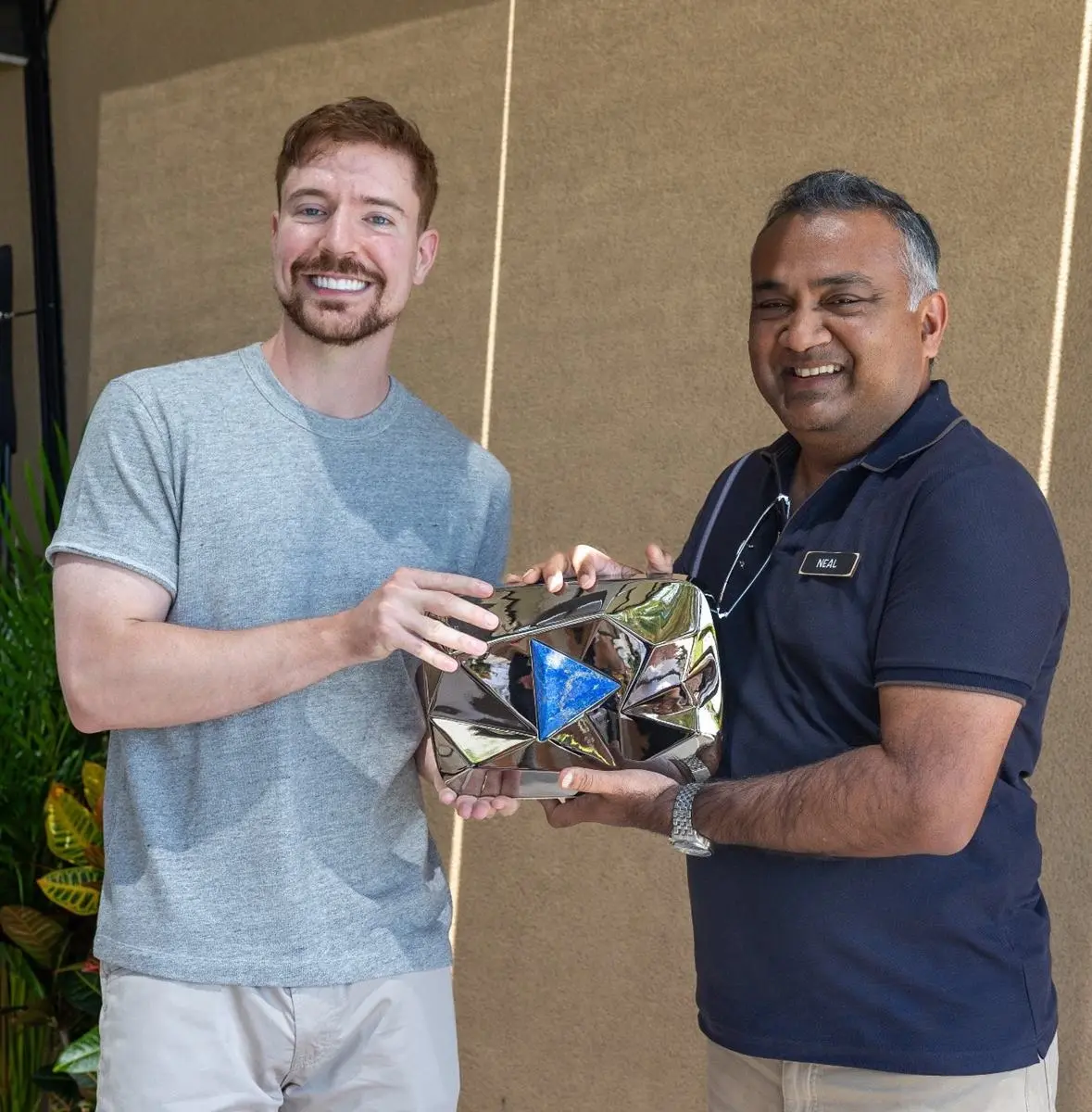 米YouTuber「MrBeast」登録者数4億人記念のトロフィーがヤバすぎる