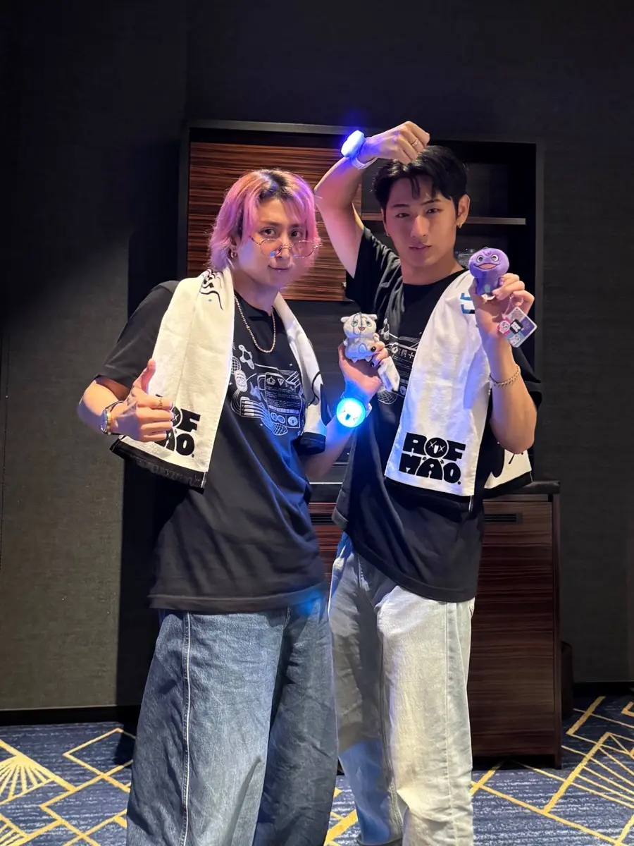 Snow Manの佐久間大介さんとKEY TO LITの猪狩蒼弥さん。ROF-MAOのグッズと共に／画像は佐久間大介さんのXより