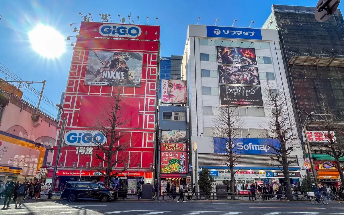 正面から見たGiGO秋葉原1号館。周辺は常ににぎわっている／写真はKAI-YOU編集部撮影