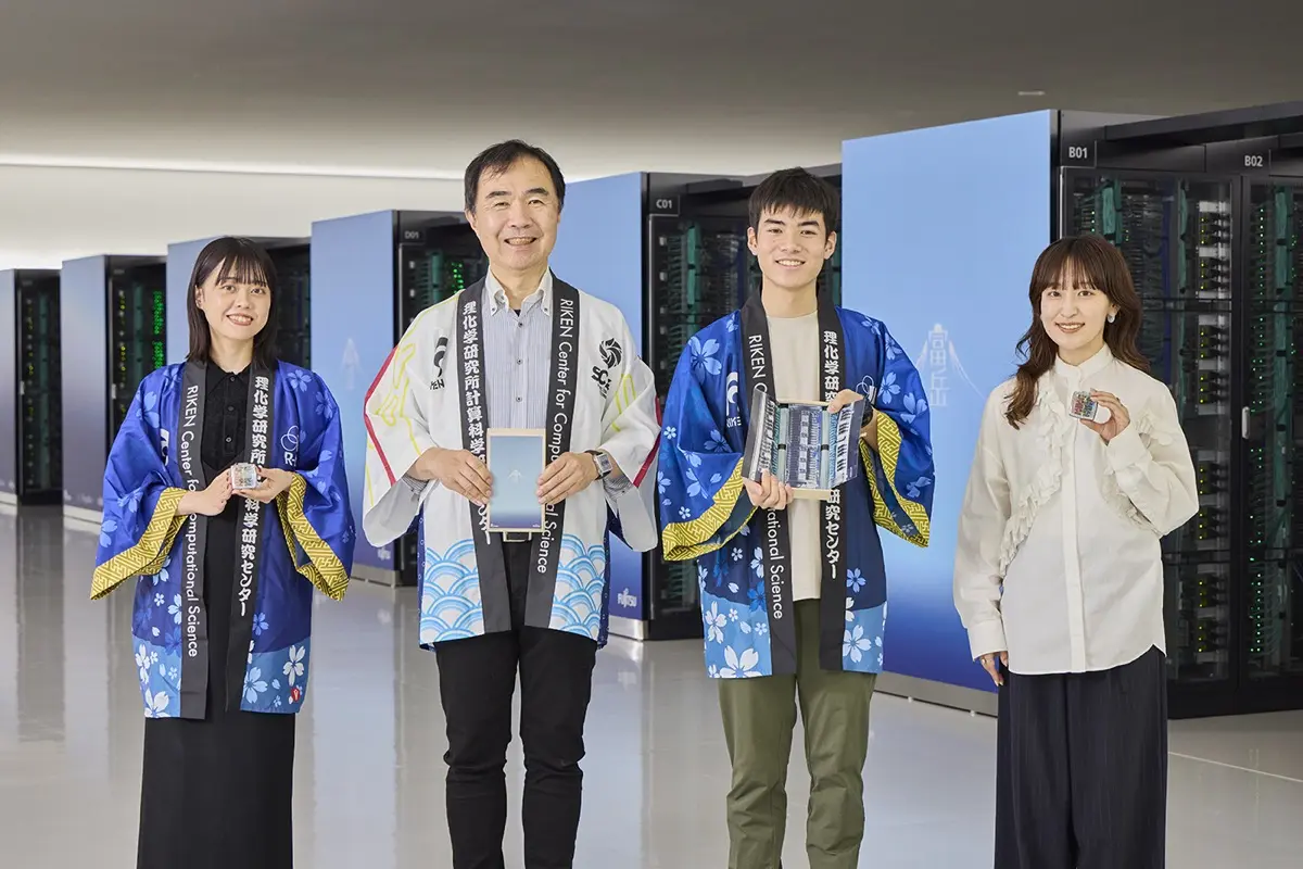 理化学研究所計算科学研究センターセンター長 松岡聡さんと職員のみなさん、フェリシモ企画担当者との記念撮影