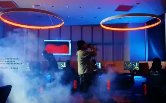 ラッパーralph、新曲MV公開 e-SportsチームCrazy Raccoonの公式ストアで撮影