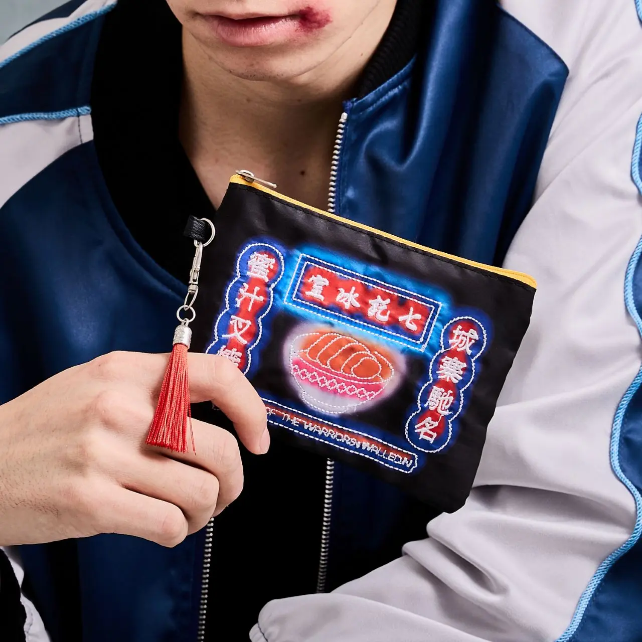 蜜汁叉燒 モデル 刺繍ポーチ／3,520円（税込）