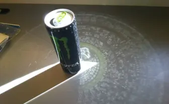 【厨二】モンスターエナジーを太陽に当てたら魔法陣が浮かびあがる件