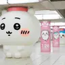 池袋駅に出現したちいかわ、ハチワレ、うさぎの大きなぬいぐるみ／画像は<a href="https://chiikawapark-tokyo.jp/news/73qef40murij/" target="_blank">「ちいかわパーク」公式サイト</a>より
