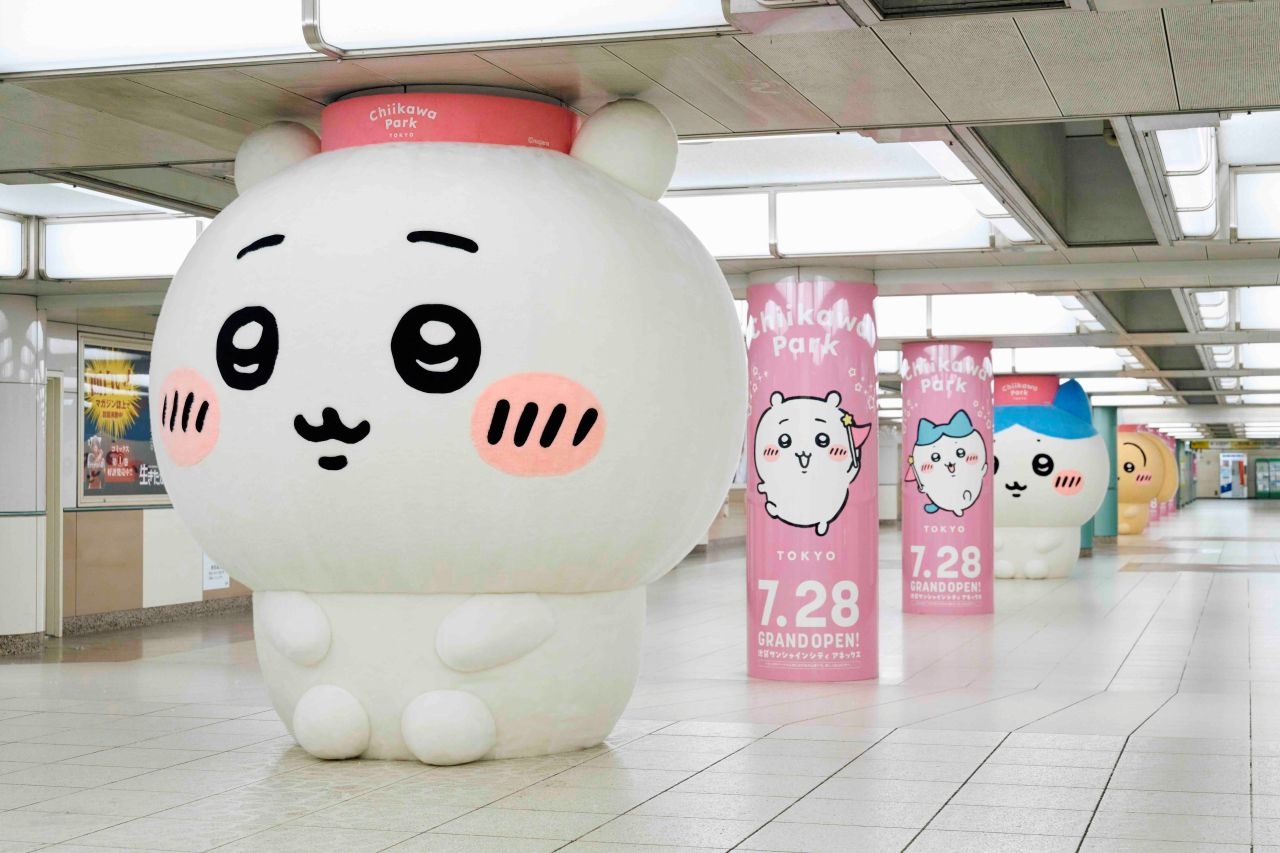 ちいかわたちの巨大ぬいぐるみ、池袋駅に出現 天井に迫るくらい