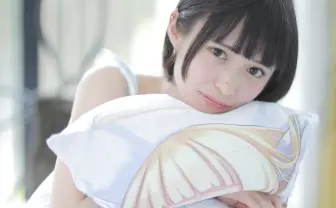 バブみ、デレを抱き枕で表現？ ミスiD つぶらがモデルに