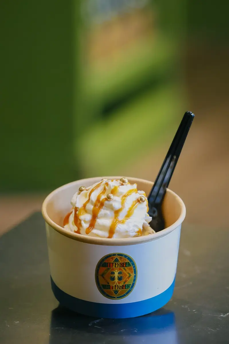 ホイップとバタービールの泡をトッピングしたバタービールアイス