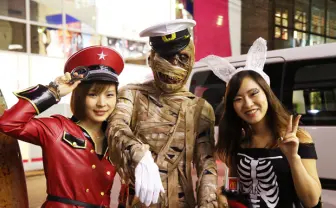 渋谷ハロウィンに現れた仮装タクシーにパリピ殺到！ 「RIDE ON HALLOWEEN 」レポート