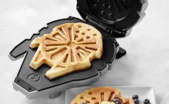 ミレニアムファルコン型ワッフルメーカーが話題 「主食がワッフルになりそう」