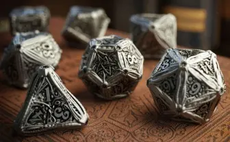 「クトゥルフTRPG」の金属製ダイスが資金募集 禍々しく名状しがたい…