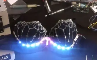EDMで光るブラジャーがパリピ!  おっぱい揉んだらパパパパパゥーン!