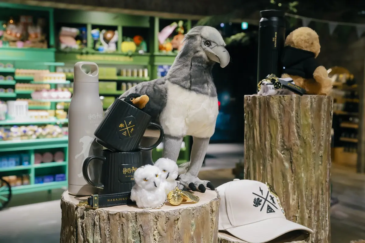 寮ごとに設けられた棚に寮名入りのアイテムが勢揃い