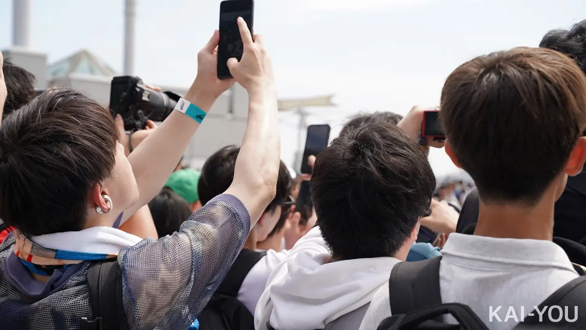 一瞬のチャンスも逃すまいとカメラを構える来場者たち