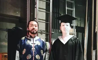 Creepy Nuts新曲「メジャーデビュー指南」 紆余曲折を経たMVは、オペラ!?