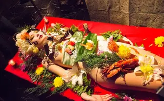 美しき女体盛りショーをレポート ポルノじゃない、アートなエンタメ性で魅了