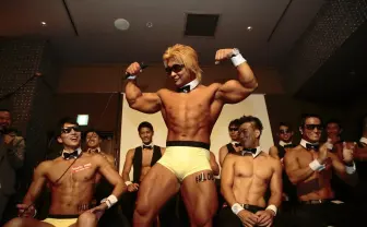 「魔法の筋肉絨毯」に「筋肉満員電車」…! マッスルカフェ3都市ツアー