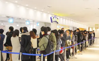 聖地・池袋で『サンムーン』発売の行列を直撃! 「今日からポケモン廃人」