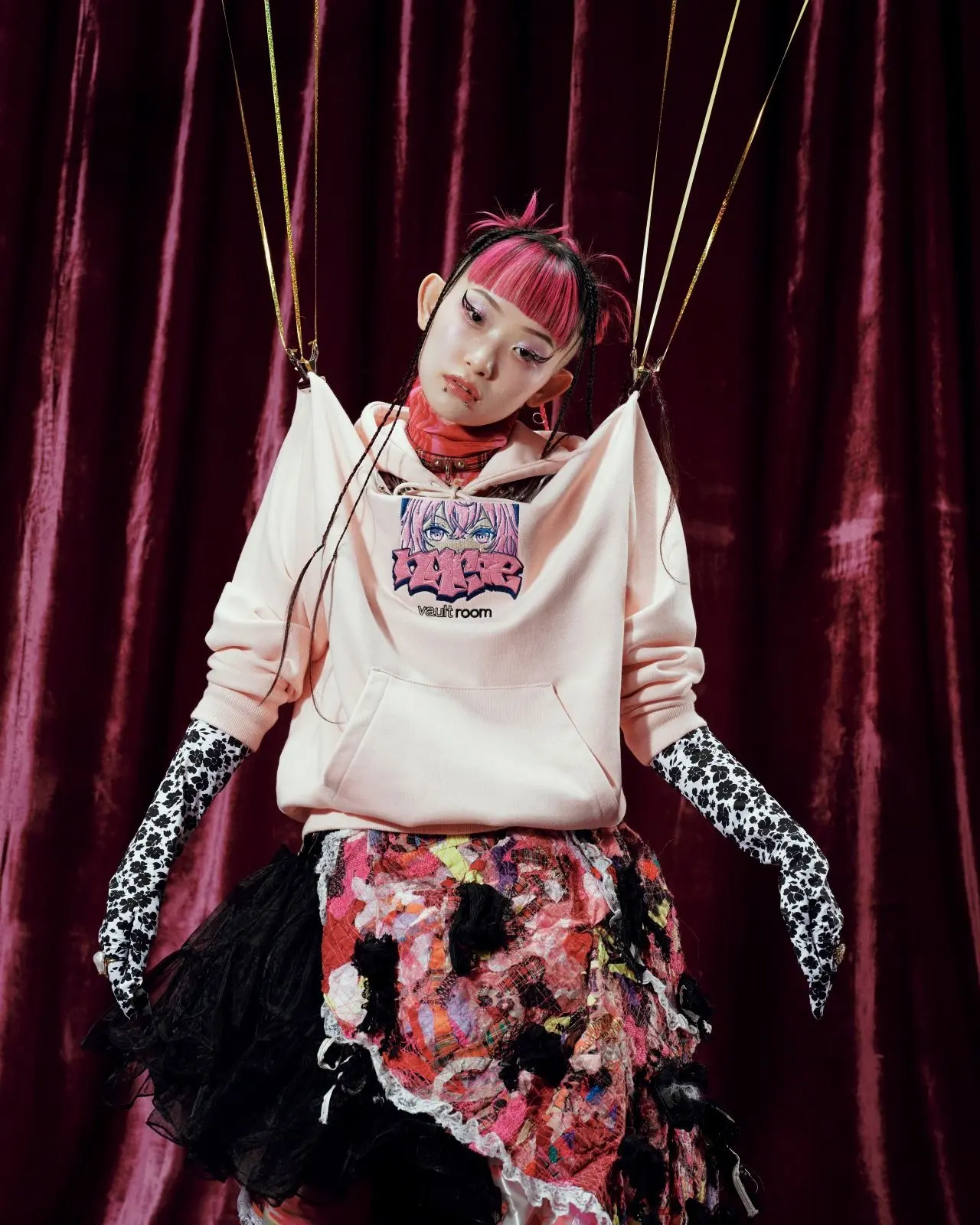 vaultroom×nqrseコラボアパレル発表　モデルに詩羽（水曜日のカンパネラ）を起用