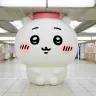 池袋駅に出現したちいかわの大きなぬいぐるみ