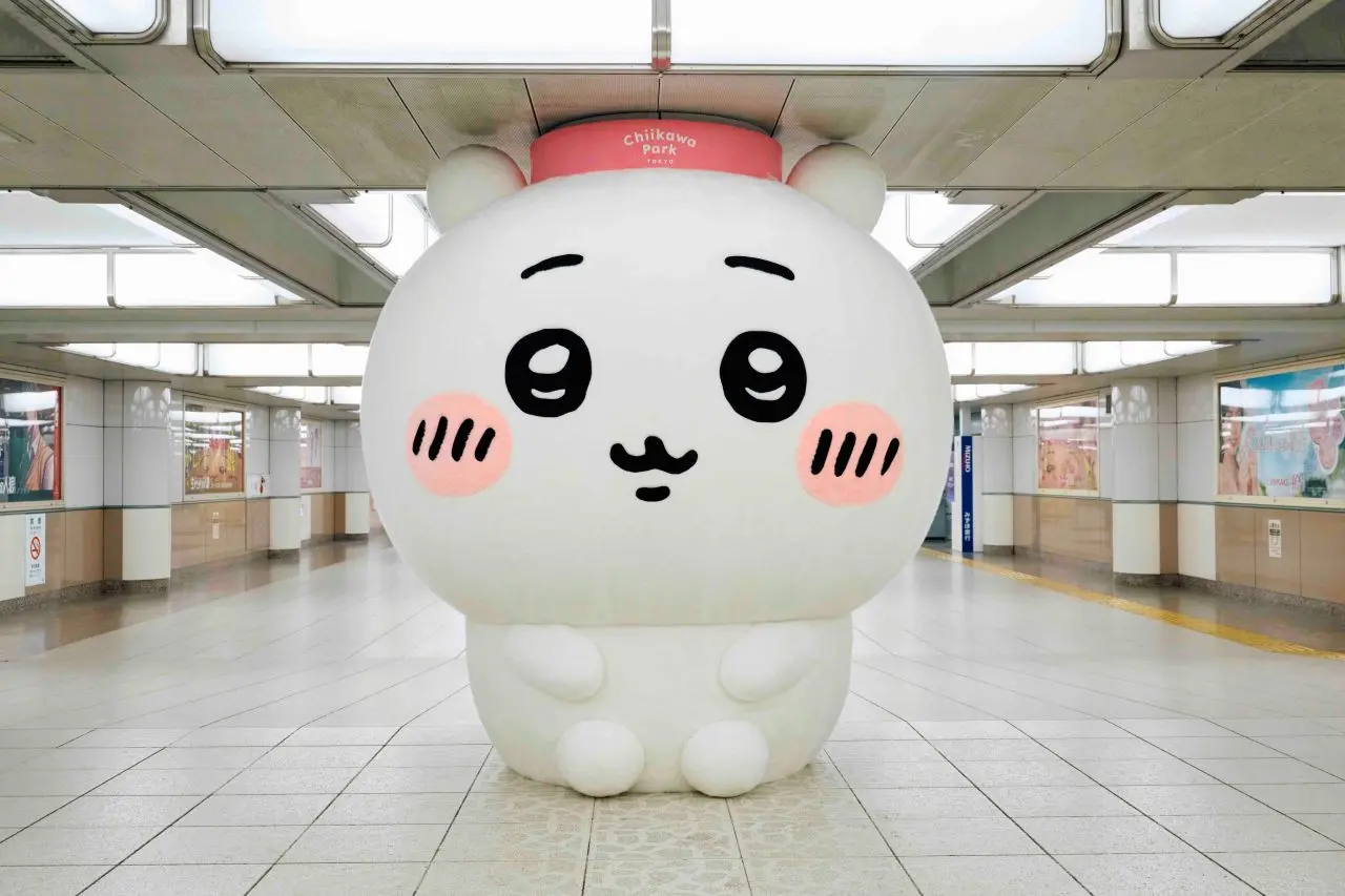 池袋駅に出現したちいかわの大きなぬいぐるみ
