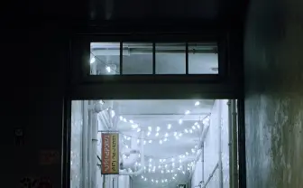 実写レベルの映像美！ 九龍城風の街を猫が歩くゲームが超ディストピア