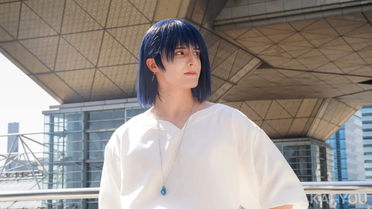 どこか物憂げの視線の先には何があるのか