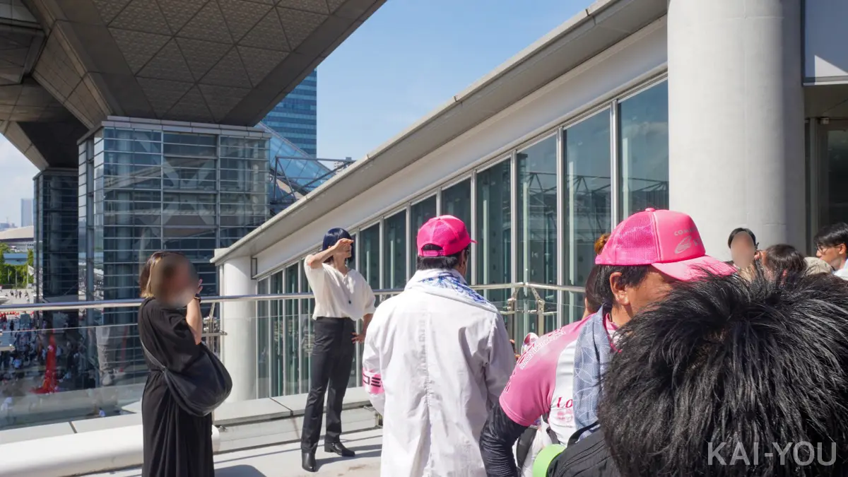 屋上展示場にはすでに大きな人だかりが