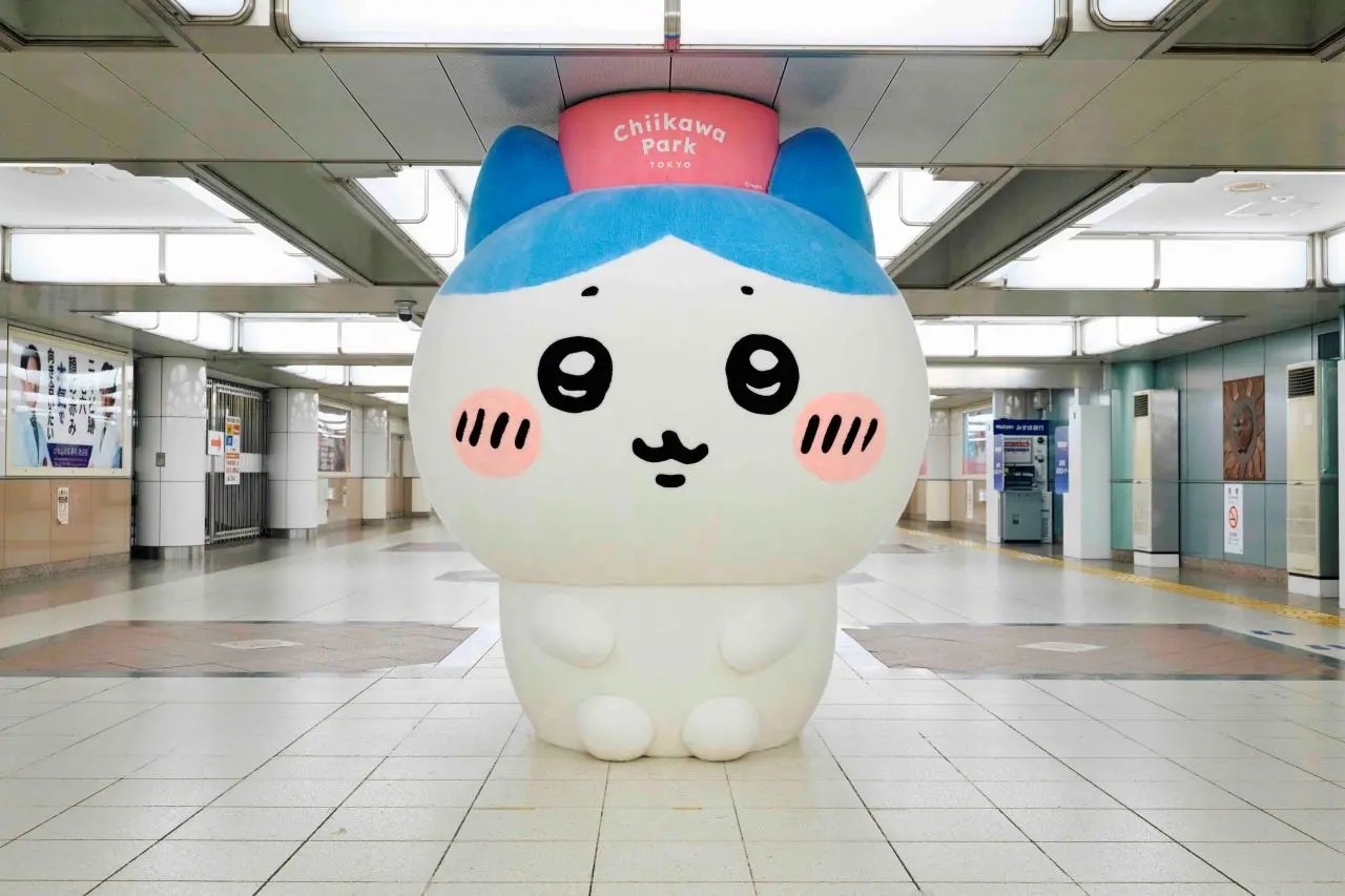 池袋駅に出現したハチワレの大きなぬいぐるみ