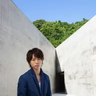 櫻井翔さんが初登場した『Casa BRUTUS』2010年9月号のアザーカット（photo by 筒井義昭）／画像は<a href="https://casabrutus.com/categories/architecture/463566" target="_blank">『Casa BRUTUS』公式サイト</a>より