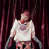 VAULTROOM×nqrseでモデルに起用された水曜日のカンパネラ・詩羽／画像は<a href="https://vaultroom.shop/" target="_blank">VAULTROOM公式サイト</a>から