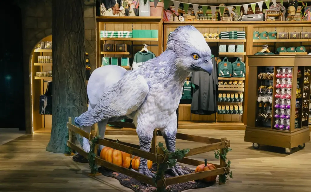 ハリー・ポッター ショップ 原宿」で来店者を出迎えるヒッポグリフの