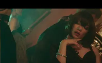 Awich、ラブソングでIO(KANDYTOWN)とコラボ MVで妖艶なショーガール好演