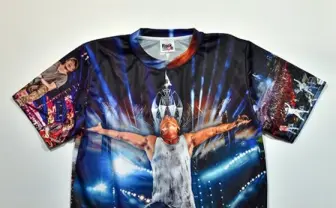 天を仰ぐ長渕剛と10万人のファンがプリントされた総柄Tシャツがヤバい