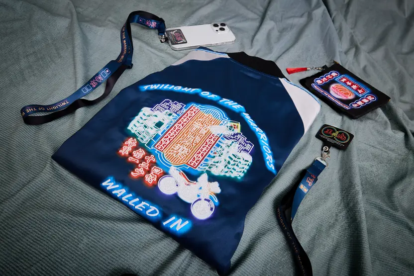 映画『トワイライト・ウォリアーズ』コラボスカジャン発売 背中に香港