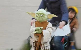 共にいるのだ、いかなるときも！ 等身大ヨーダぬいぐるみが偉大