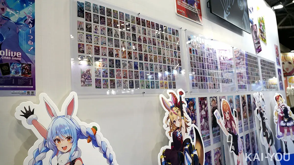 会場に展示されたカードとホロライブ所属VTuberたちのパネル