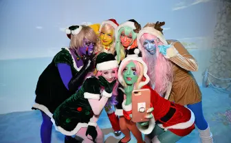 異色肌ギャルがクリスマスコスプレ披露! ミニスカサンタに