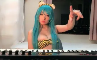 エロすぎるジャズピアニスト、露出度が高すぎて演奏どころじゃない