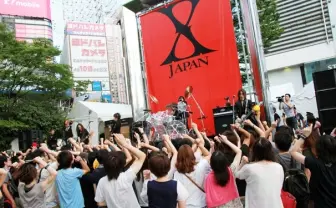 X JAPANがPV撮影のためゲリラライブ! 新宿駅前がパニックに