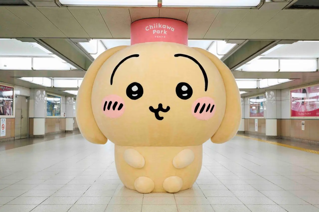 池袋駅に出現したうさぎの大きなぬいぐるみ