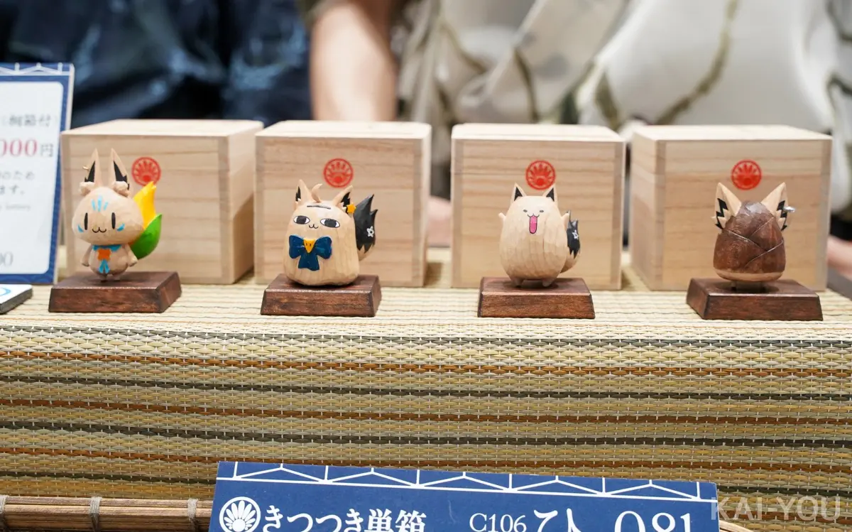 白上フブキさん関連キャラクターの木彫りのミニ置物