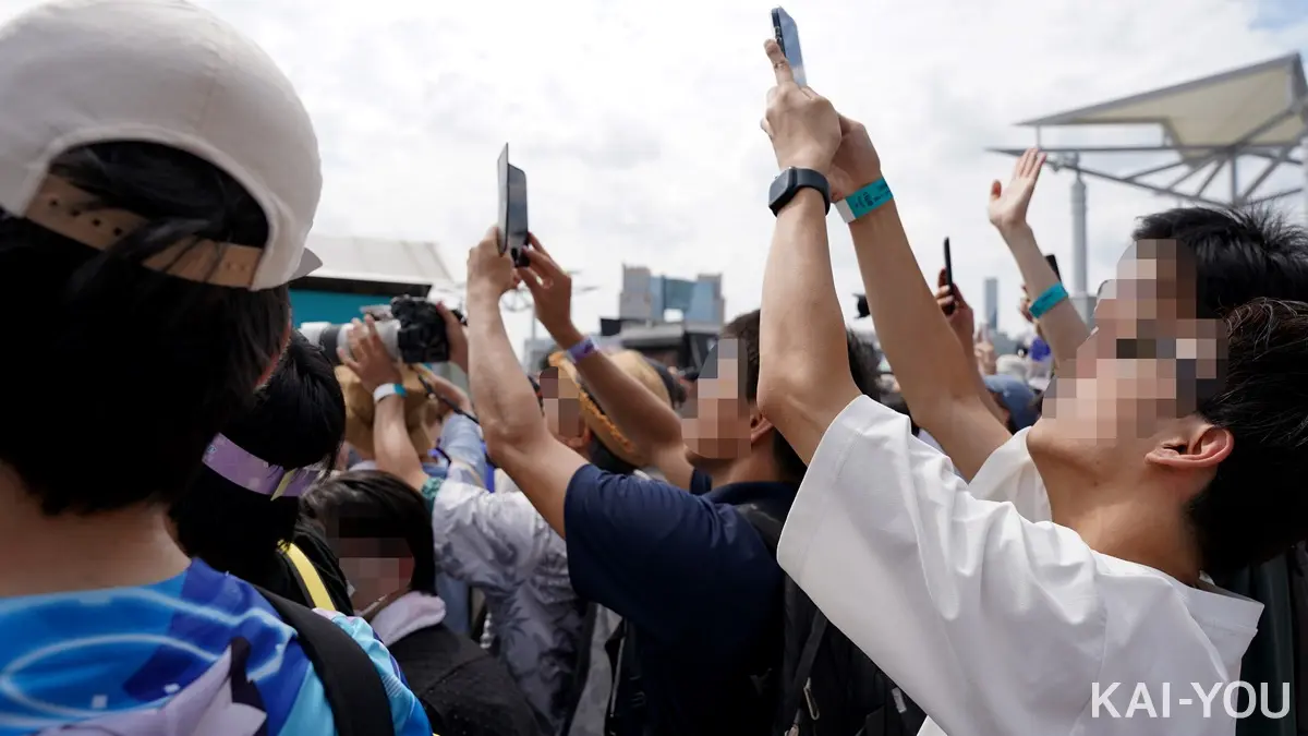 なんとかして伊織もえさんを撮影しようとスマホを掲げるカメラマンの皆さん
