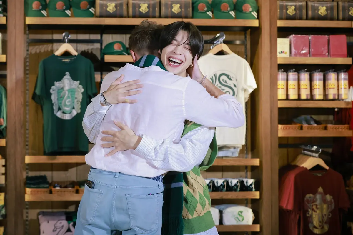 トム・フェルトンさんとハグする松島聡さん