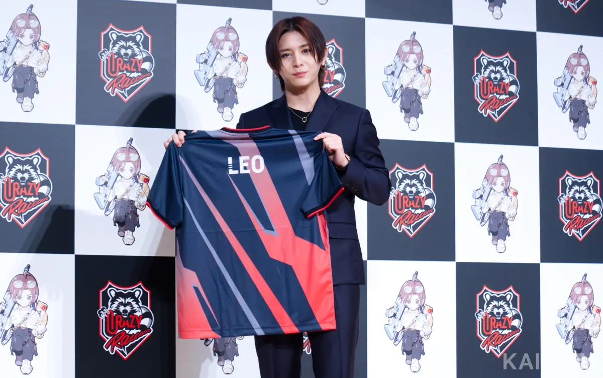 LEOのロゴ入りユニフォームを持つ山田涼介さん