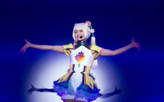 高野麻里佳さんが初金髪コスプレでライブ 『レイゼロ』完成披露試写会