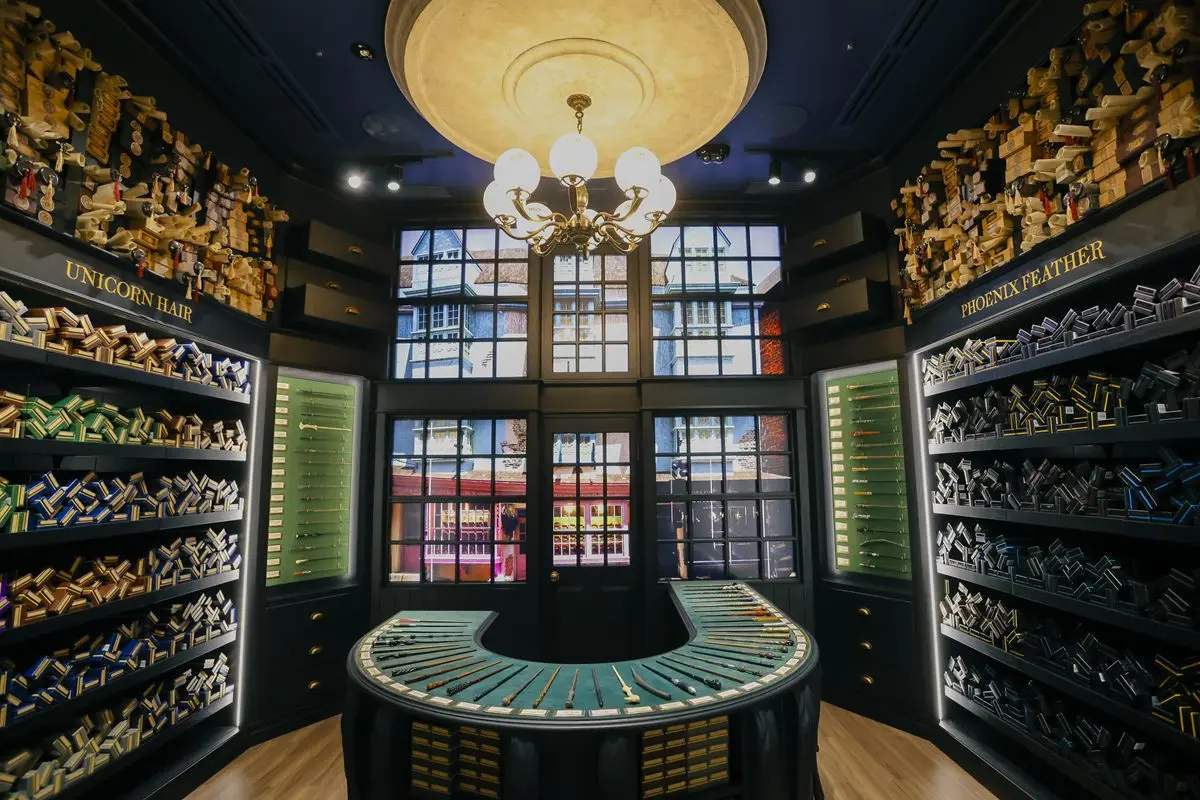 ファンには欠かせない魔法の杖を選べるカウンター